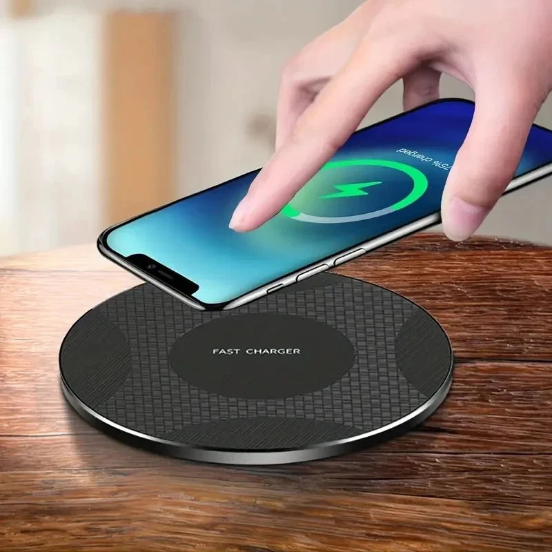 10W Wireless Charger Pad Stand Desktop Ultra-fino Celular Estação de Carregamento Rápido para iPhone 14 13 12 11 Samsung Xiaomi